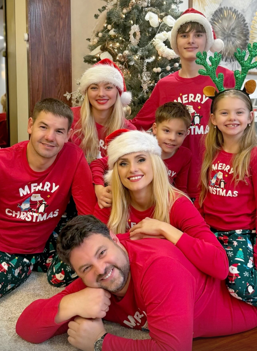 Ірина Федишин полежала на чоловікові коло ялинки на Різдво