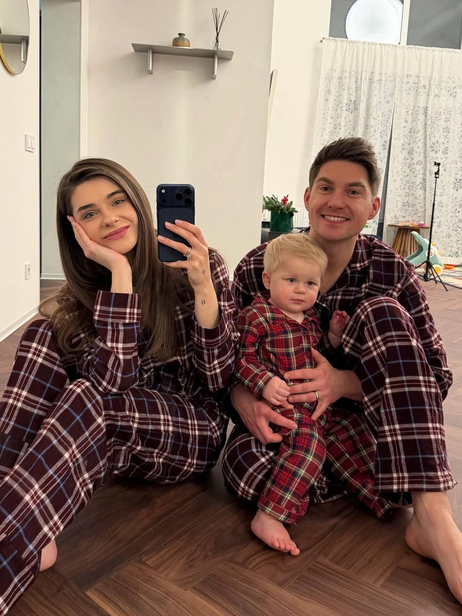Катя Остапчук заселфилася з сином і чоловіком у піжамах