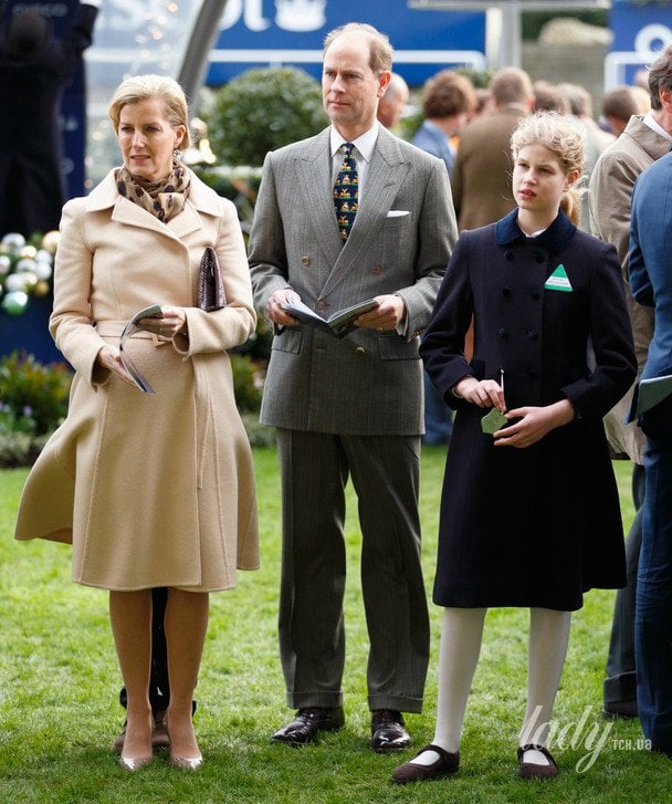 Герцогиня Софі в Аскоті 2015 року з чоловіком принцом Едвардом і донькою Луїзою / © Getty Images