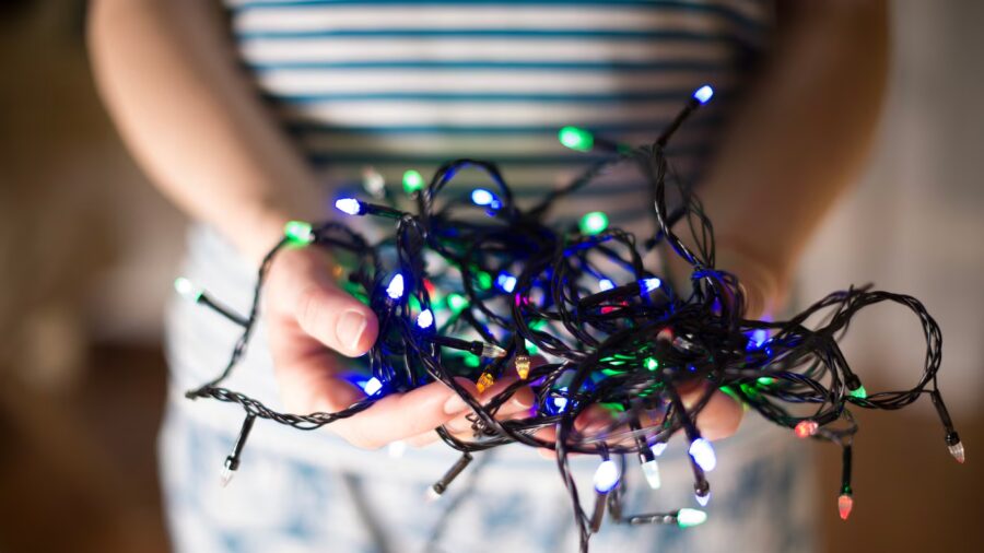 Експерти назвали альтернативний спосіб підживлення гірлянд на батарейках