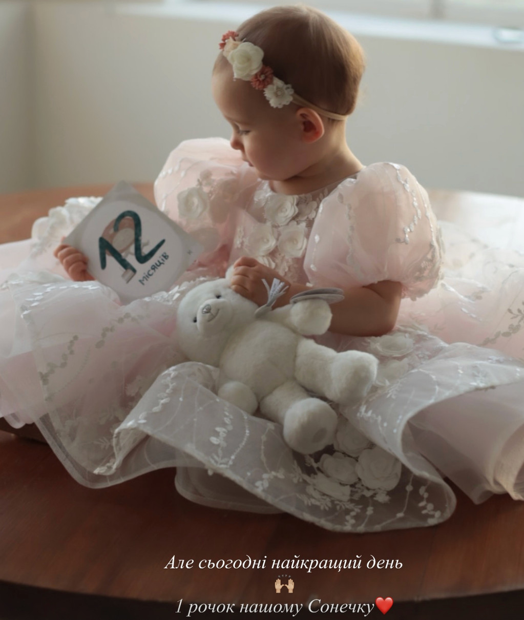 Дружина POSITIFF показала їхню дочку в милій сукні