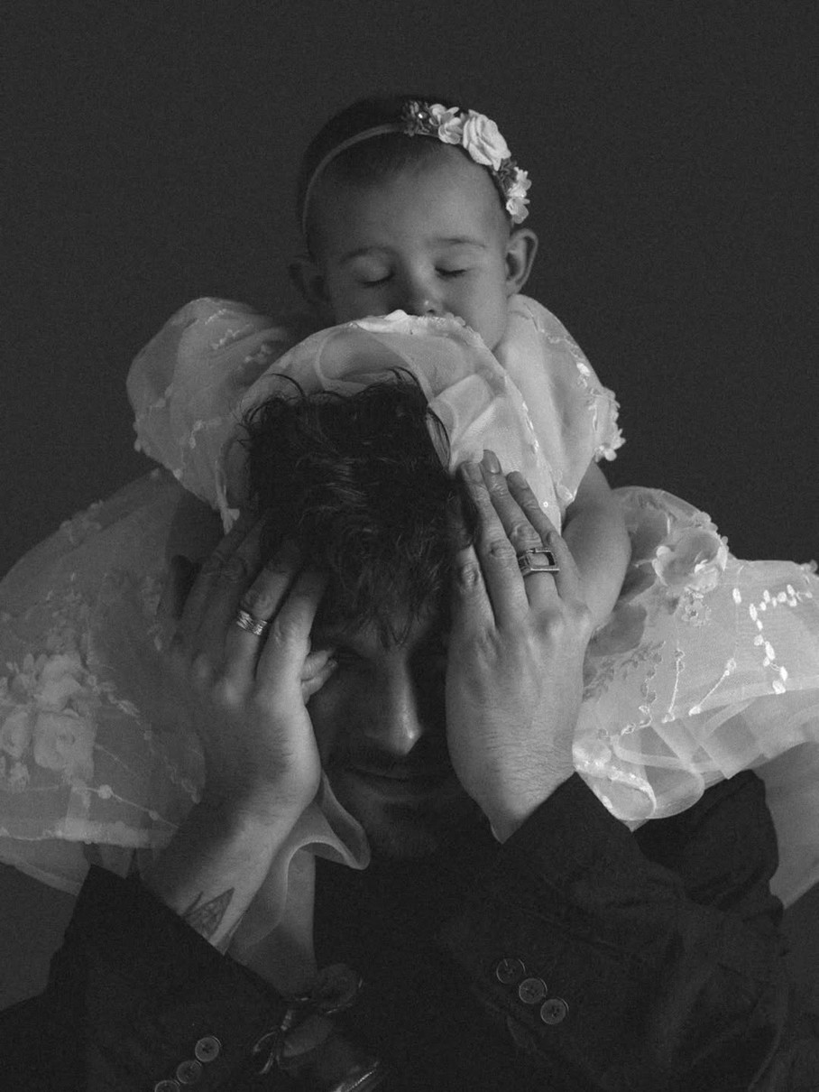 Позитив показав особливе фото з дочкою на її 1-річчя