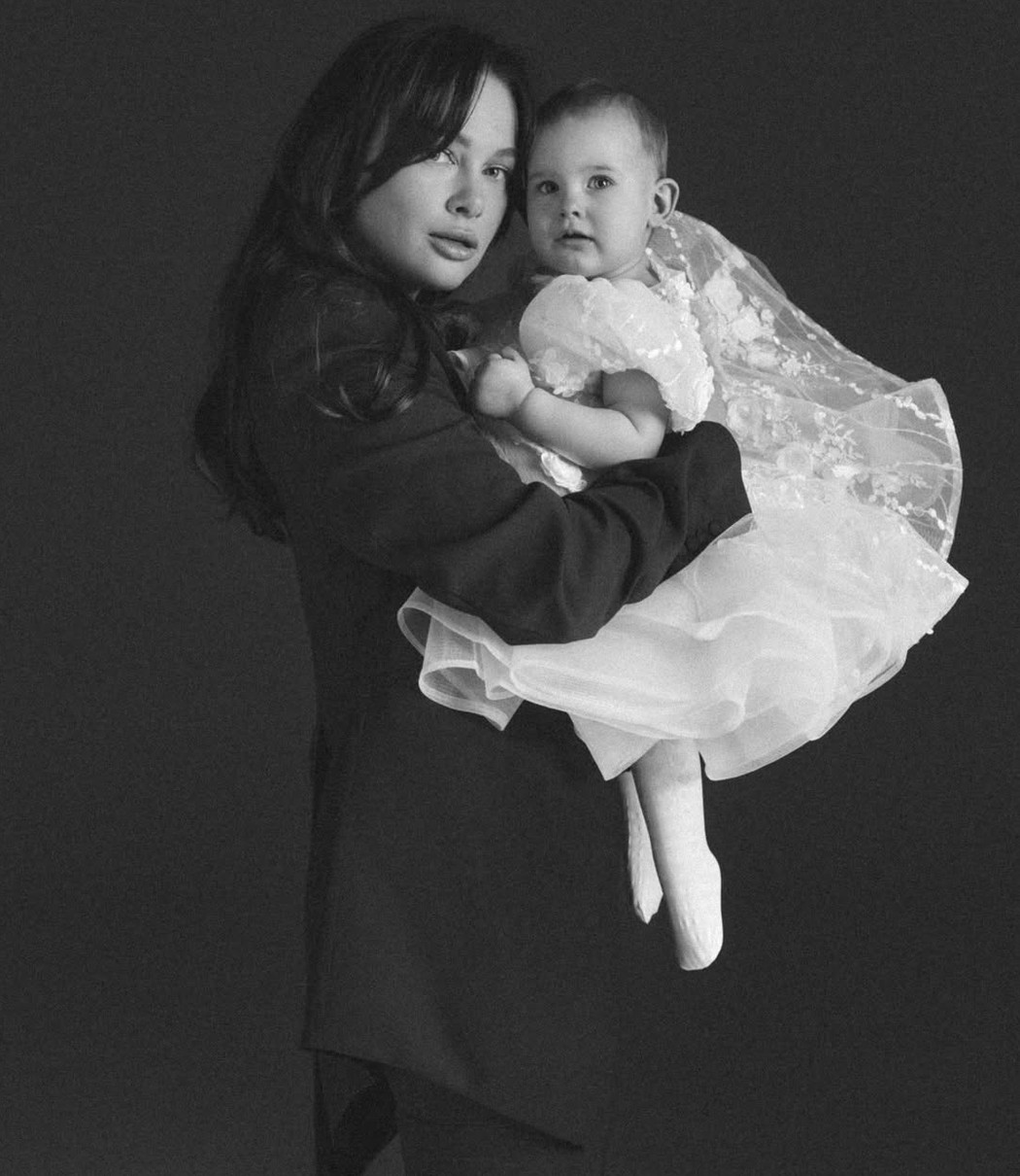 Дружина Позитива попозувала з їхньою дочкою її 1-річчя