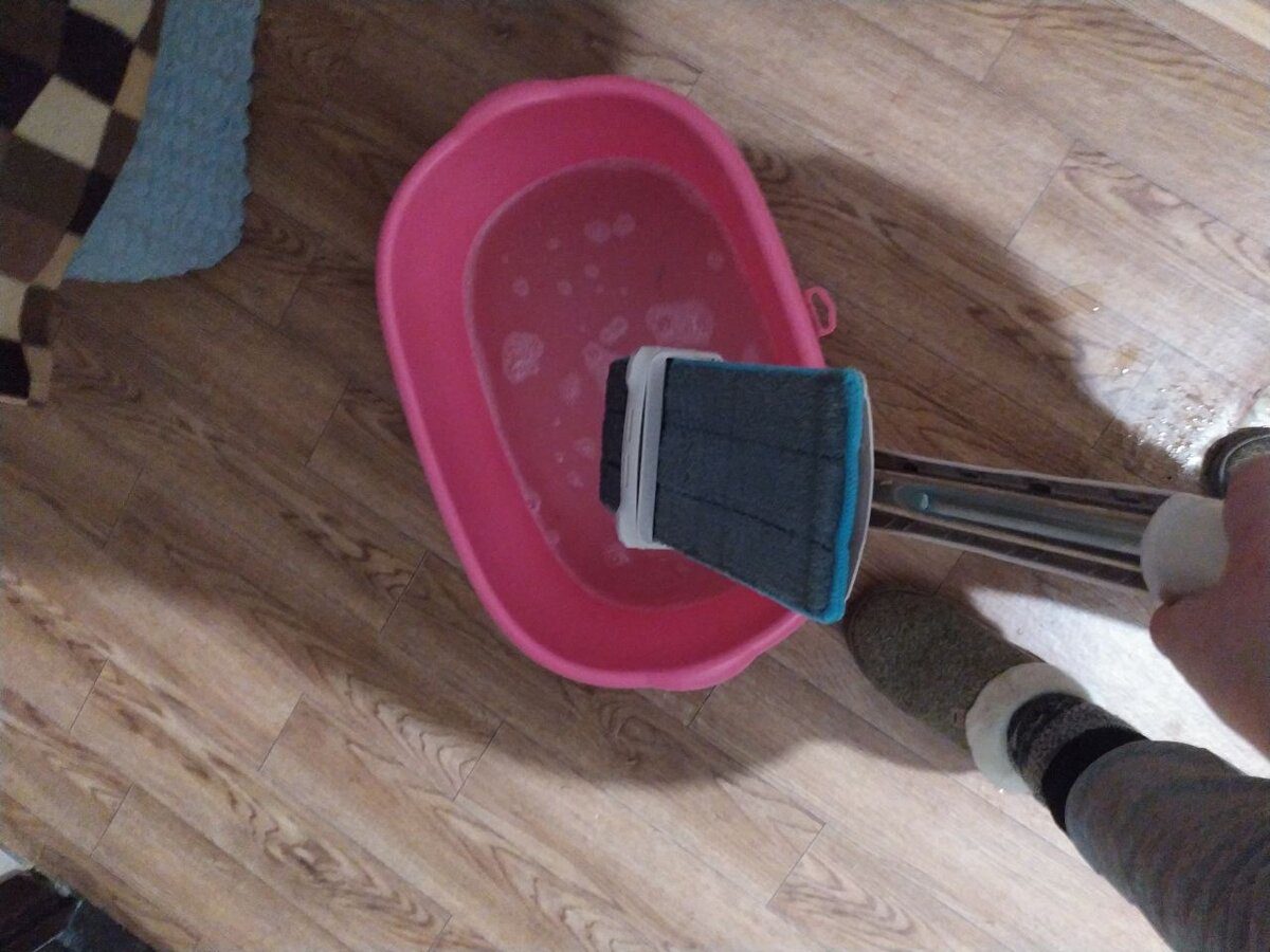 Господині розповіли, що додати у воду для миття підлоги, щоб вона блищала 