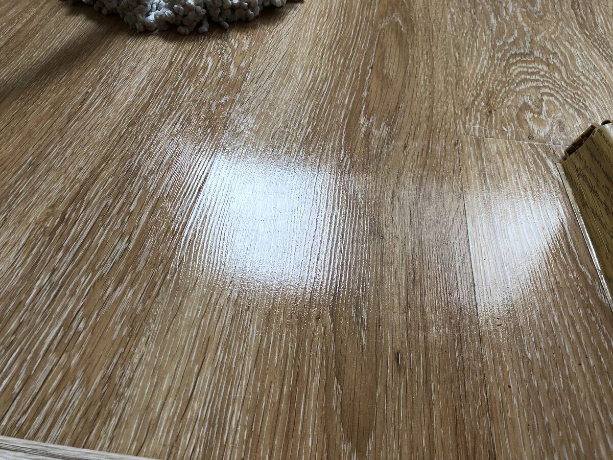 Господині розповіли, що додати у воду для миття підлоги, щоб вона блищала 