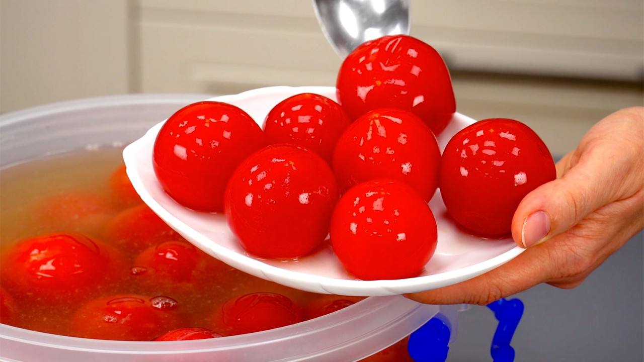 Господині розповіли, як приготувати квашені помідори з часником та цукром