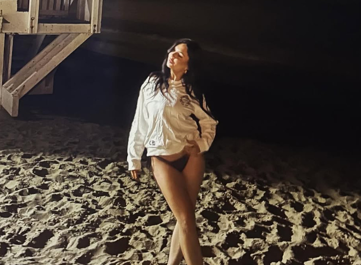 Дочка Фреймут у бікіні засвітила ноги на пляжі