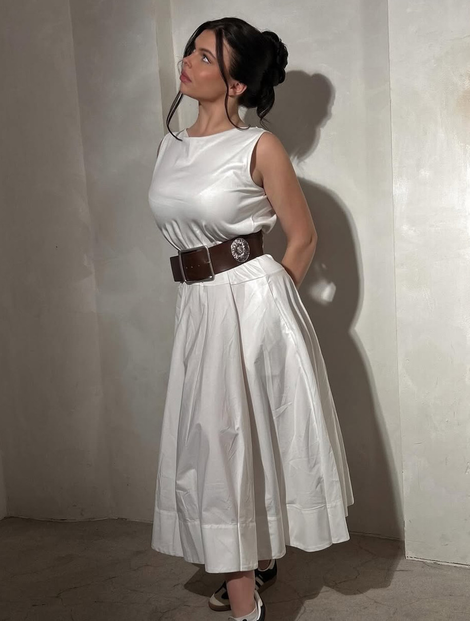 Дочка Фреймут у білій сукні попозувала для стильного фото