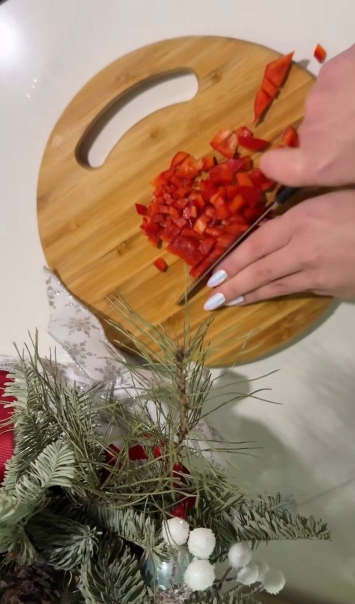 Мілко нарізаємо помідори та перець