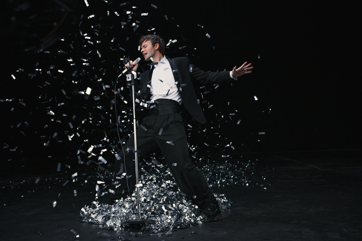 Макс Барських у смокінгу поспівав про невдалі стосунки