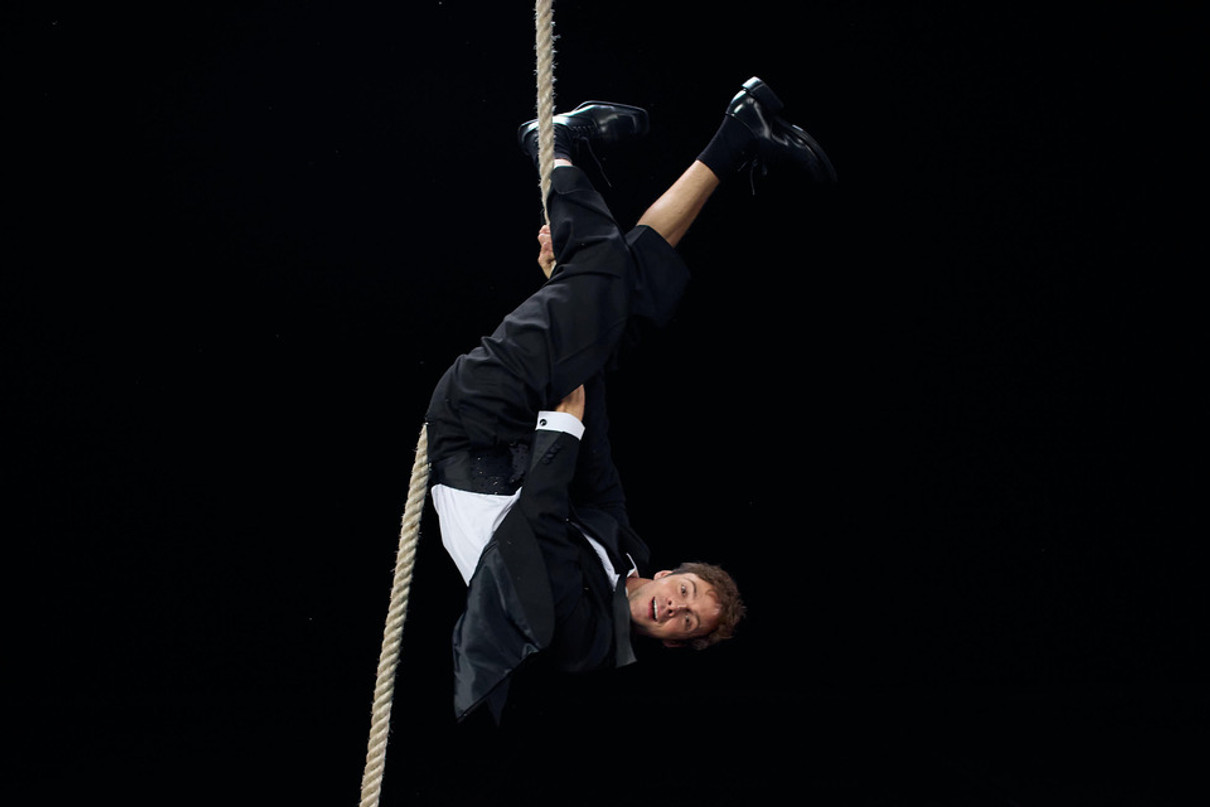 Макс Барських позвисав з каната в новому кліпі про стосунки