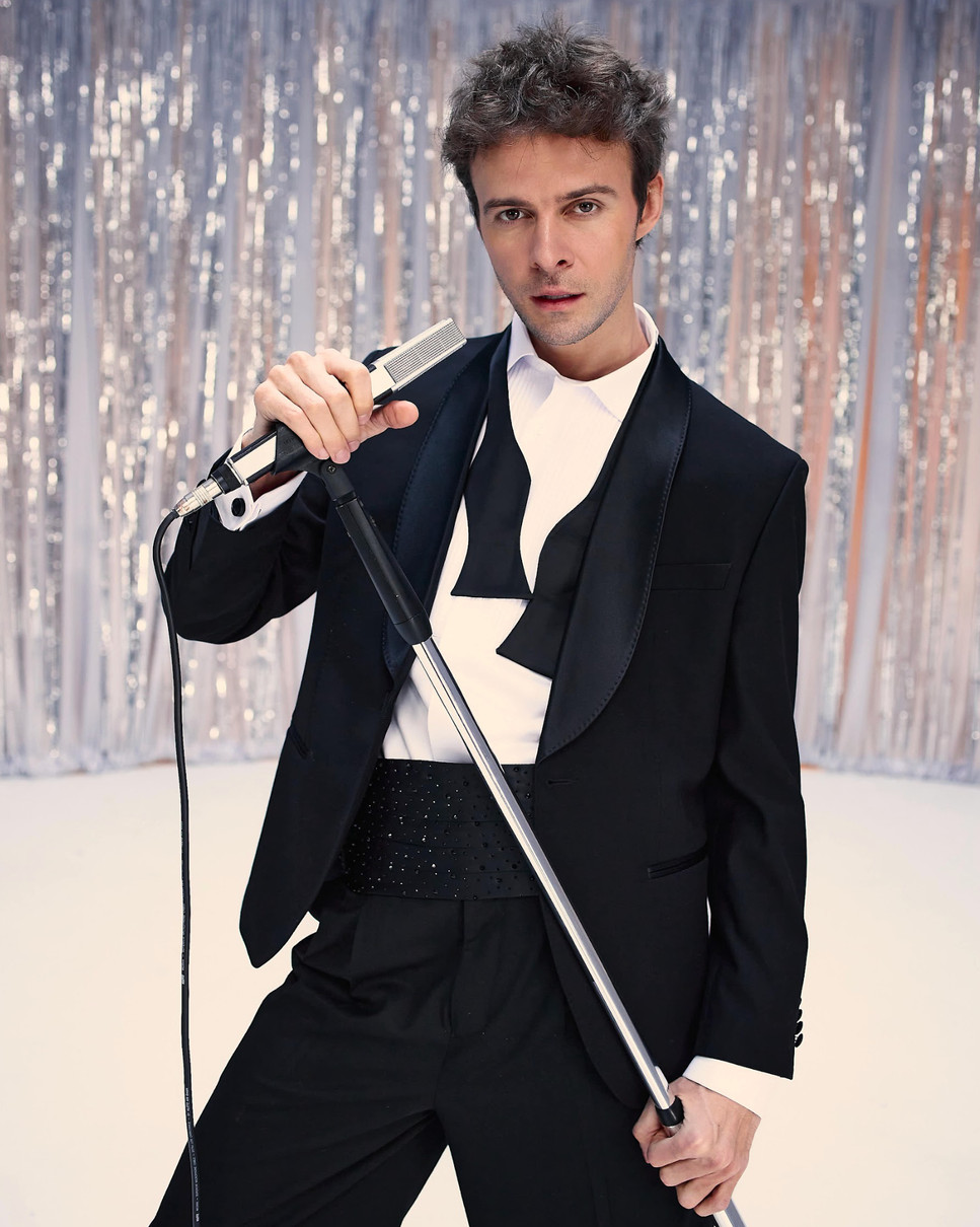 Макс Барських у смокінгу поспівав про невдале кохання в новій пісні