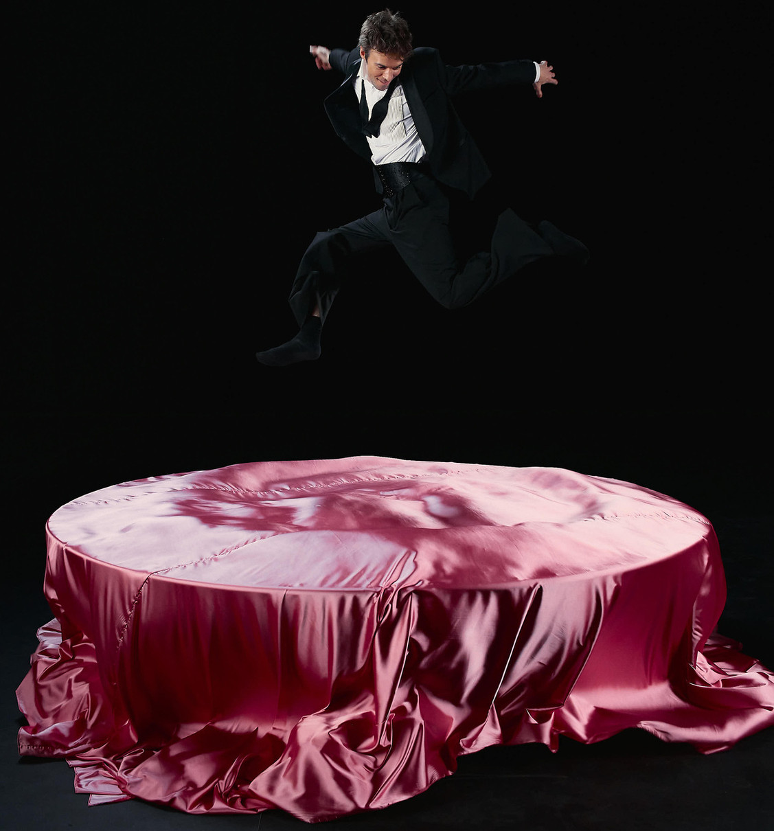 Макс Барських пострибав на ліжку для ефектних кадрів в кліпі