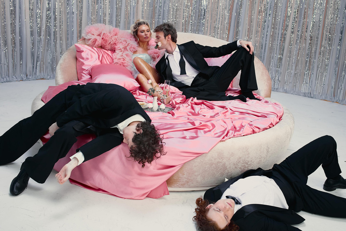 Макс Барських на ліжку попозував з дівчиною у кліпі