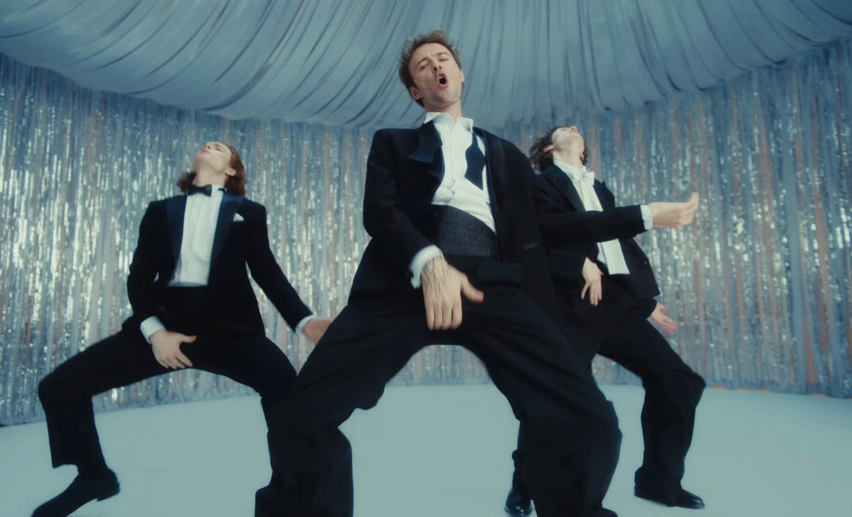 Макс Барських у смокінгу влаштував звабні танці в кліпі