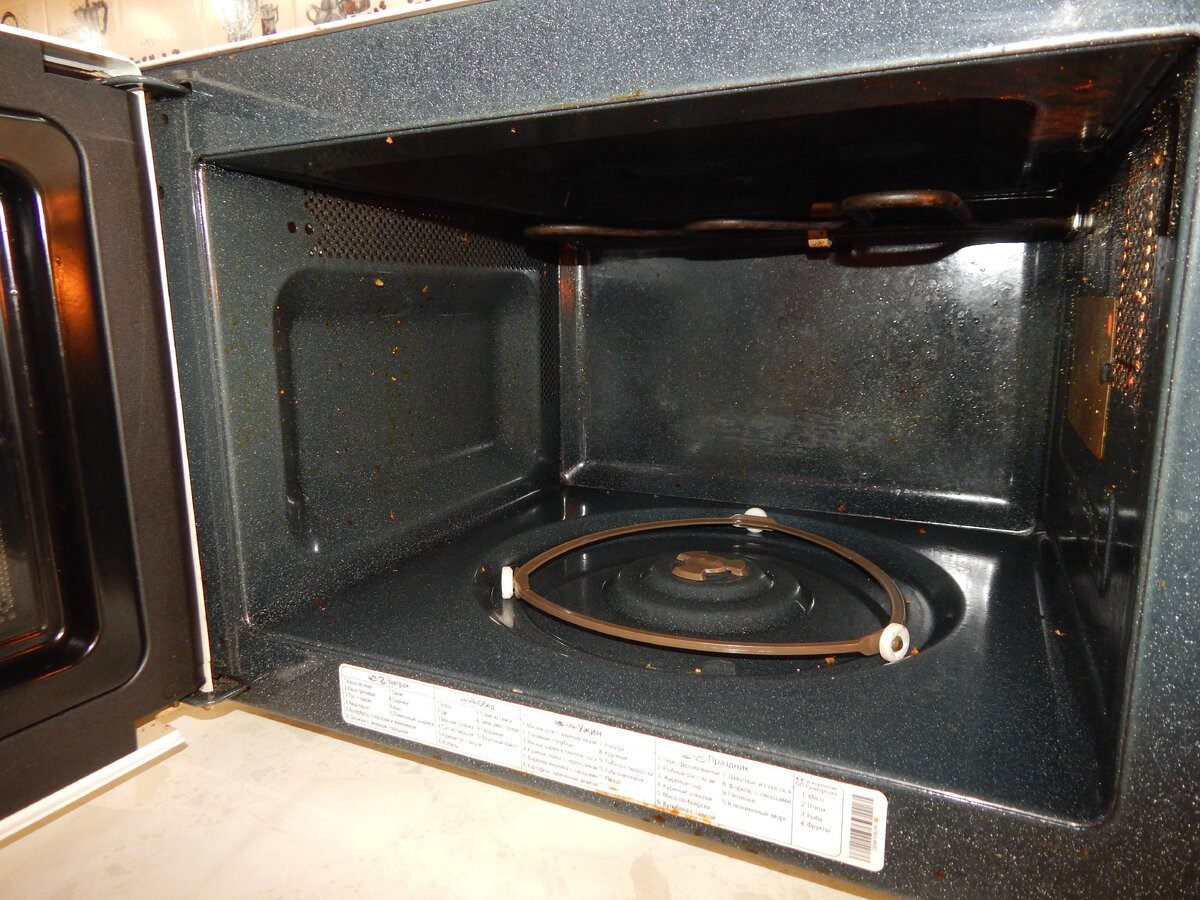 Експерти розповіли, як швидко очистити мікрохвильову піч за допомогою простого лайфхаку