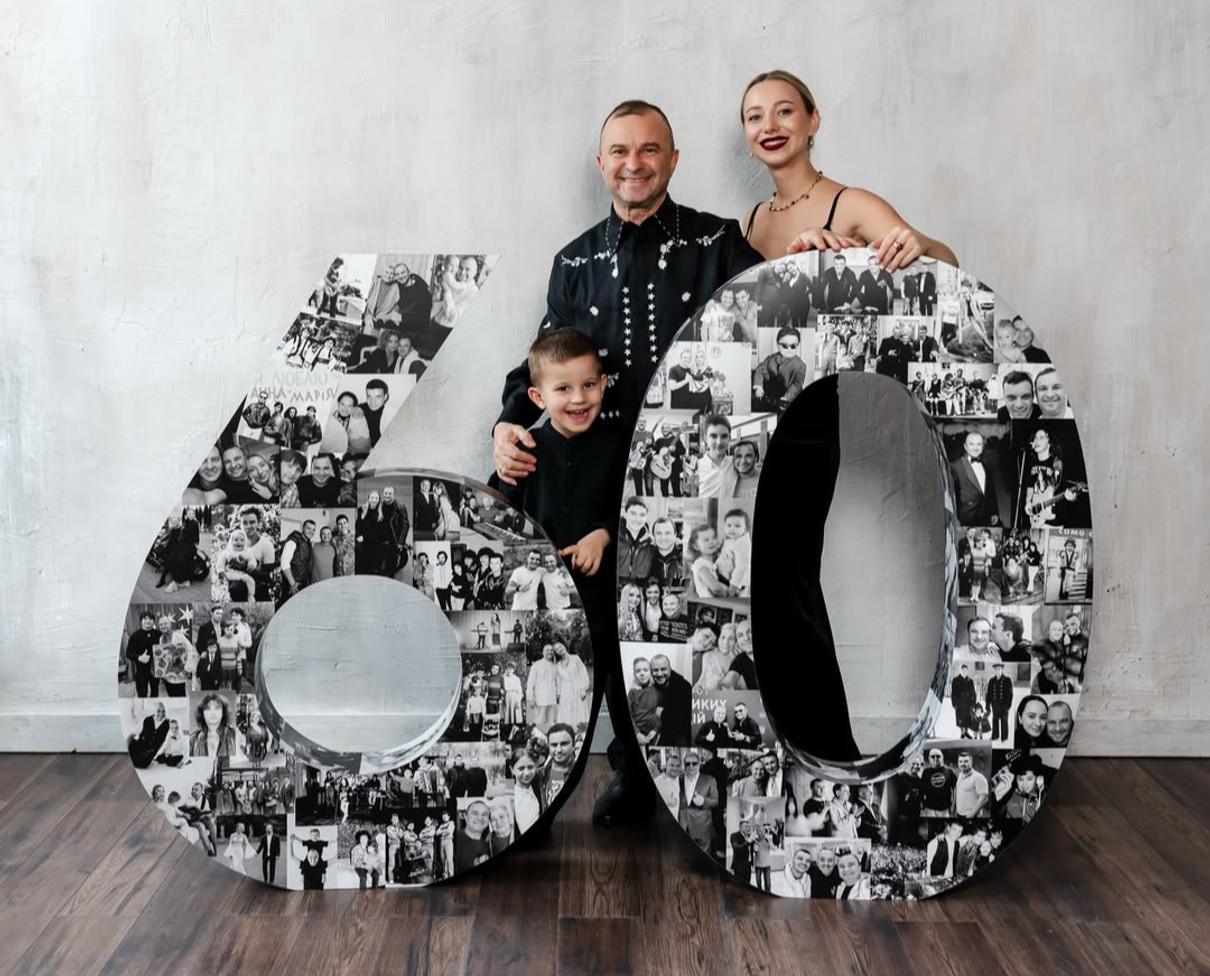 Віктор Павлік попозував з дружиною і сином на ефектних святкових фото