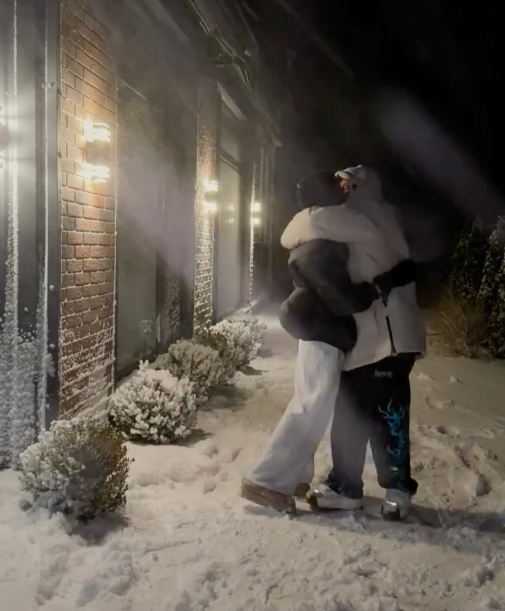 Сергій Танчинець показав романтичний цілунок з нареченою під снігом