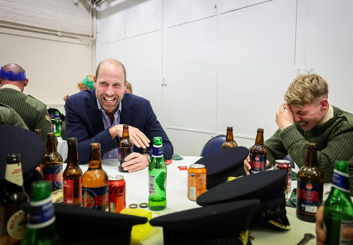 Принц Вільям з напоєм показався на вечірці в казармах гвардійців