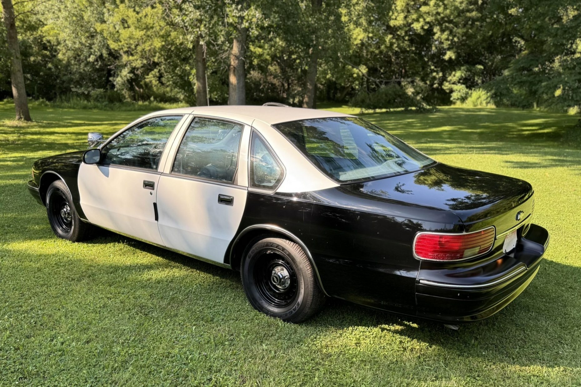 Капсула часу: на аукціон виставили «поліцейський» Chevrolet Caprice 90-х років із пробігом 18 км - фото 1