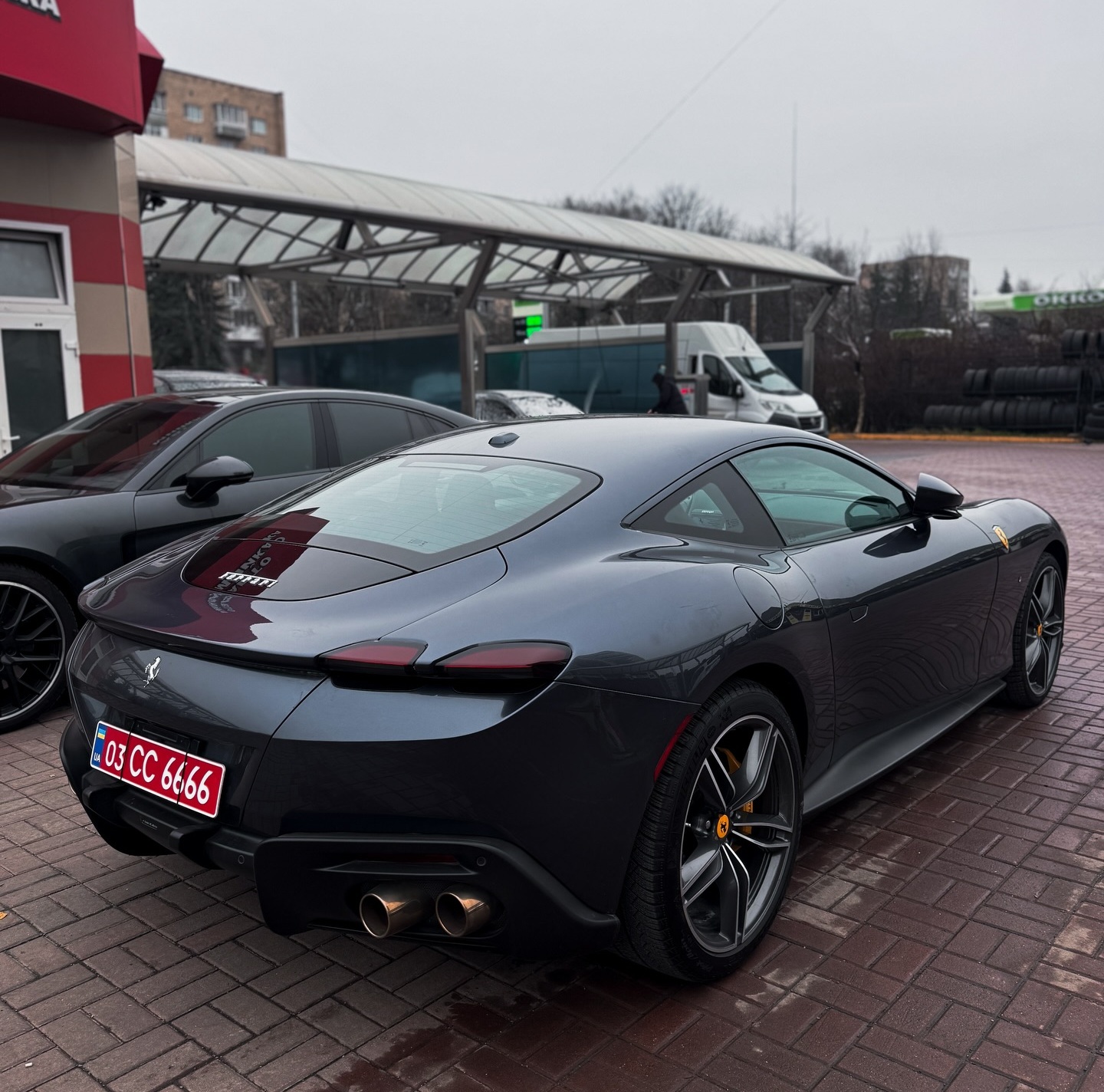 У Рівному помітили Ferrari Roma: коли 620 "коней" заїхали в місто, де звикли до "Приор" і "Октавій"