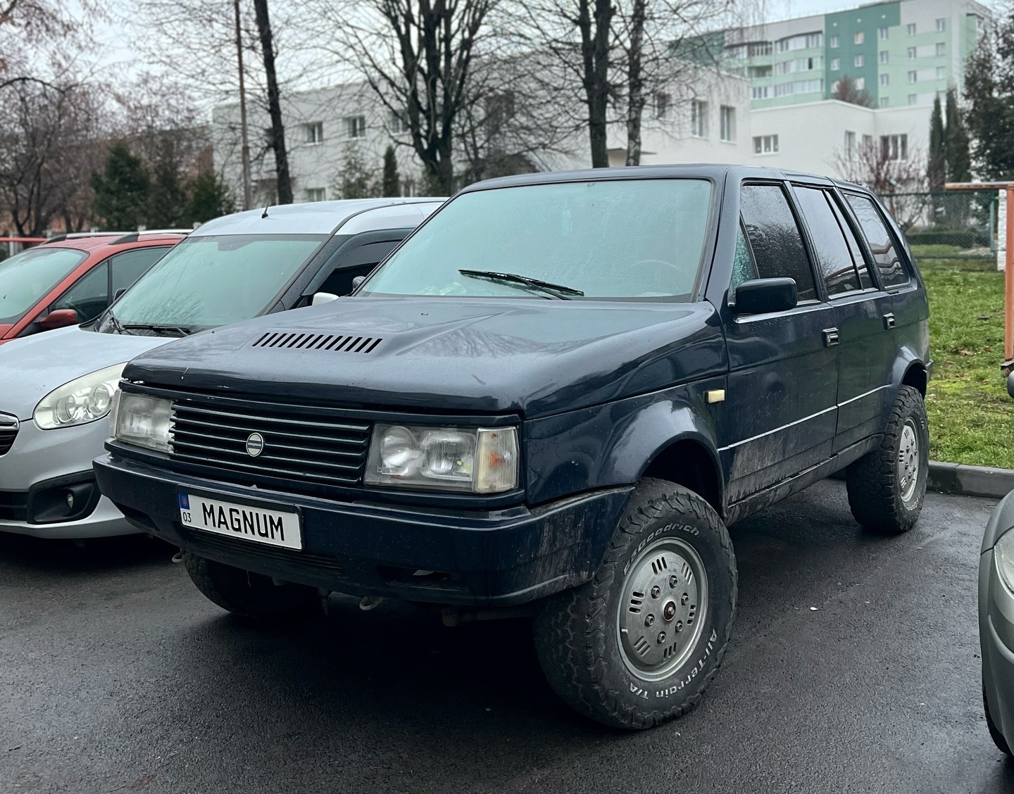 Рідкісний конкурент Range Rover з 80-х їздить Луцьком