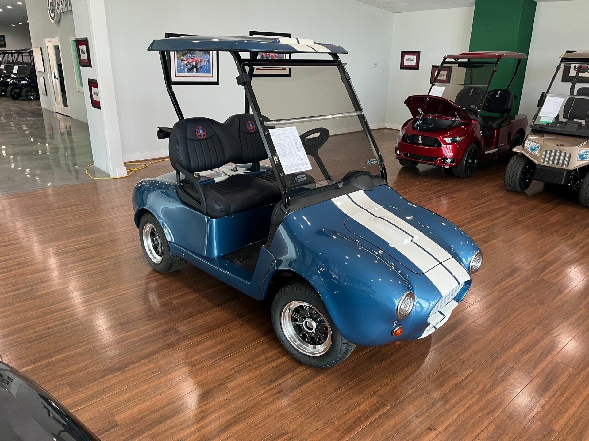 Електричний гольф-кар у стилі Chevrolet Camaro продали за ціною вживаного авто - фото 1