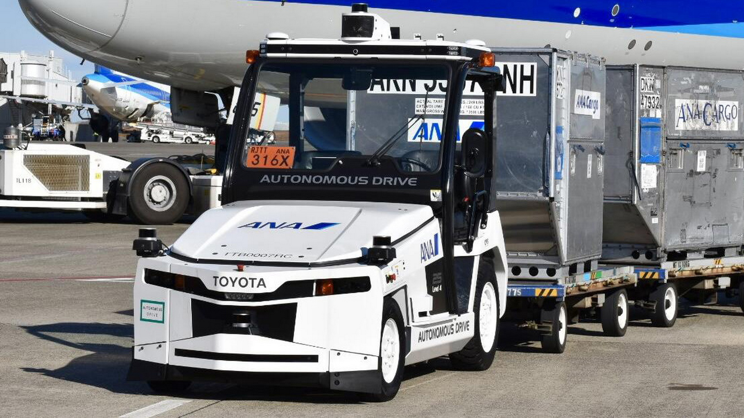 Toyota виводить на роботу в аеропорт безпілотні тягачі 4-го рівня автономності - фото 1