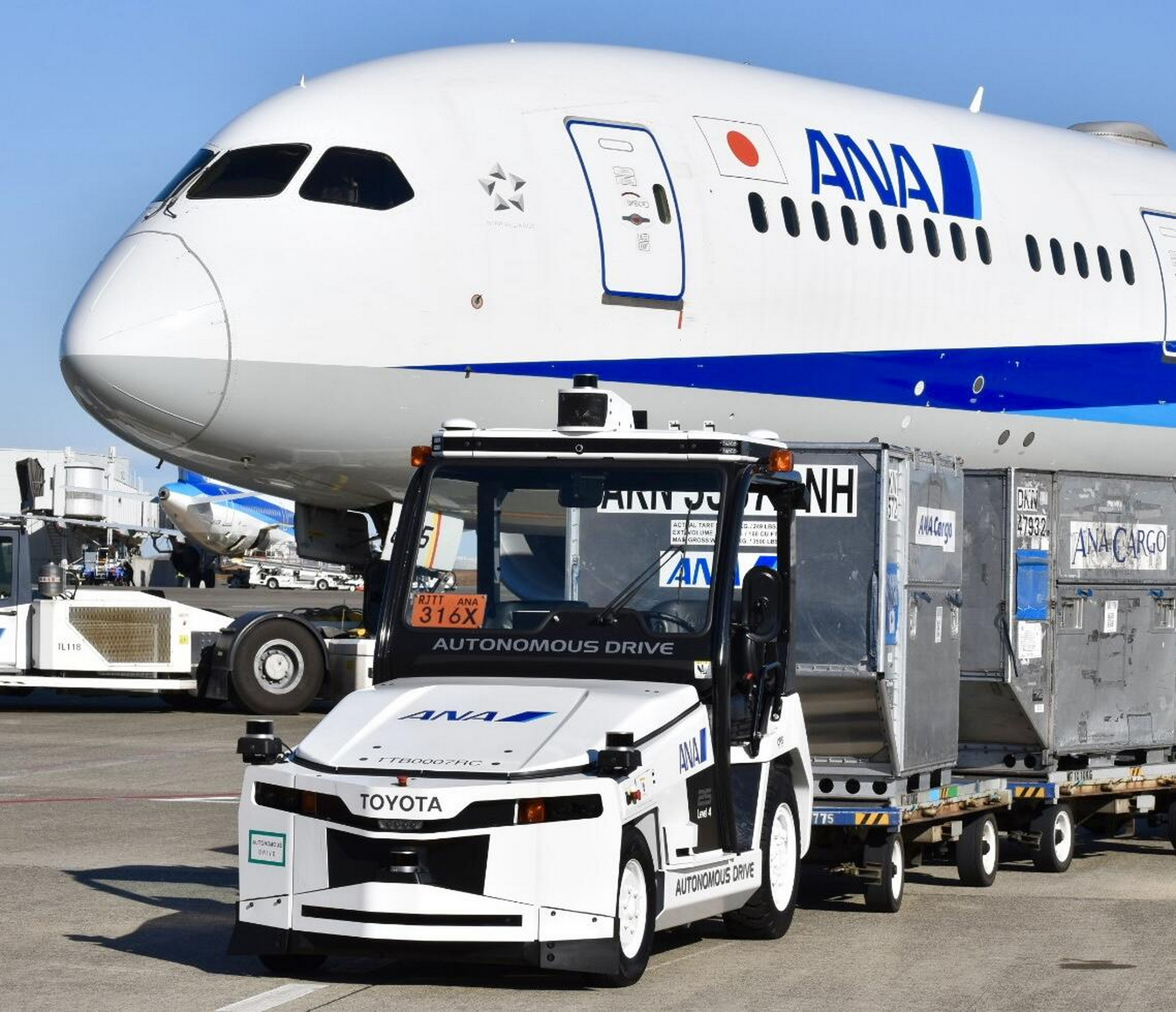 Toyota виводить на роботу в аеропорт безпілотні тягачі 4-го рівня автономності - фото 3