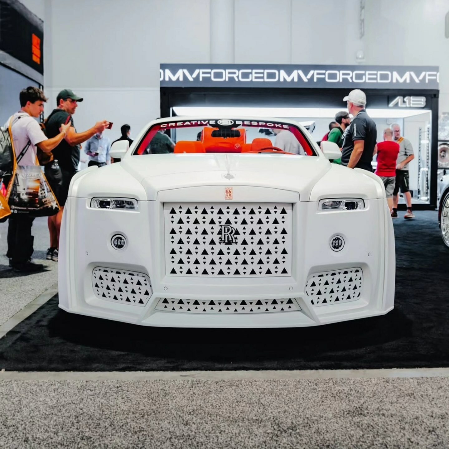 Тюнери з ОАЕ змінили Rolls-Royce Dawn до невпізнання: сміливий проект Venuum - фото 2