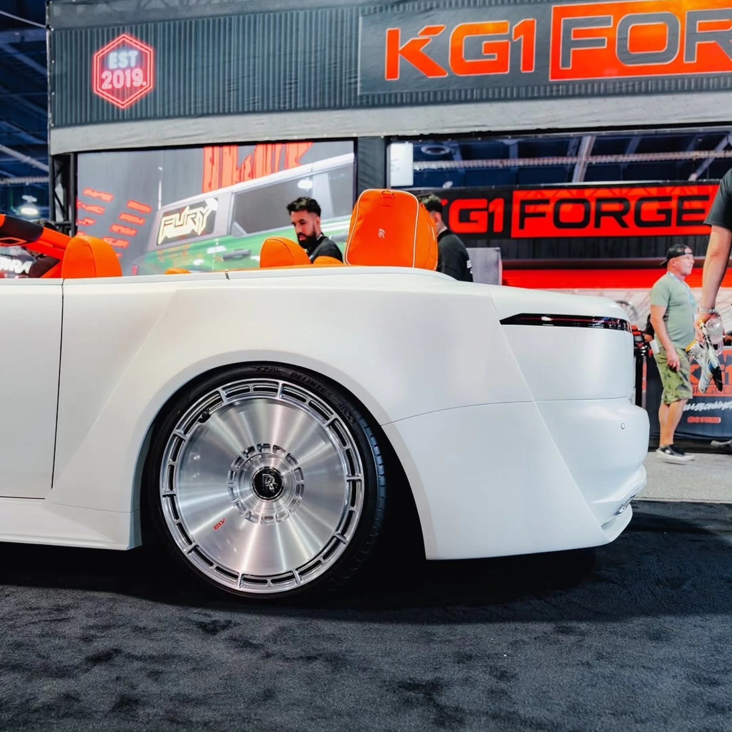 Тюнери з ОАЕ змінили Rolls-Royce Dawn до невпізнання: сміливий проект Venuum - фото 3