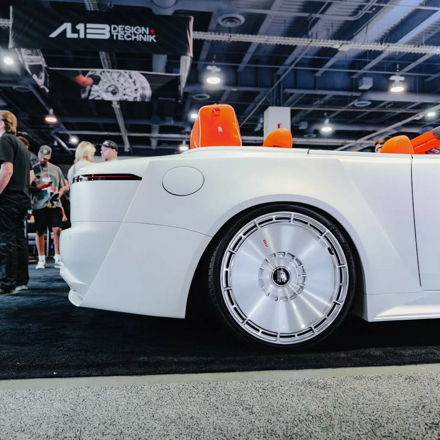 Тюнери з ОАЕ змінили Rolls-Royce Dawn до невпізнання: сміливий проект Venuum - фото 4