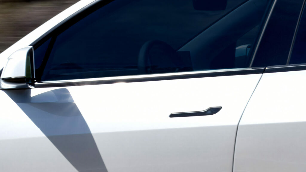 Пастка в електрокарі: дверні ручки Tesla пов’язують із загибеллю щонайменше 15 людей - фото 2