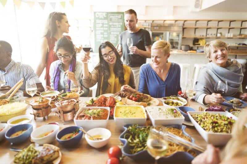 Дієтолог розповів, як зробити різдвяну вечерю корисною для кишківника та легшою для травлення Святковий стіл