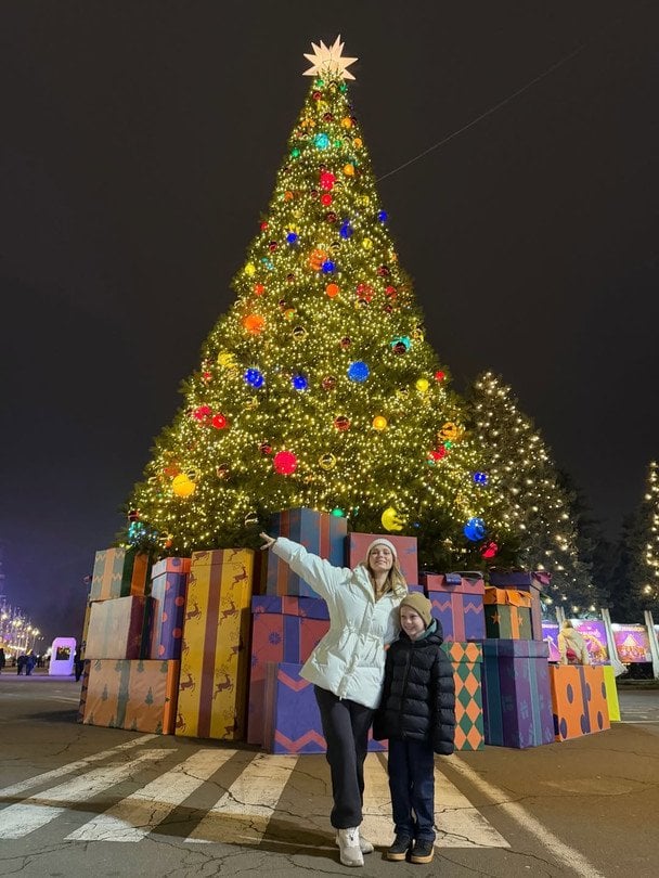 Анна Кошмал із сином на відкритті "Резиденції Санти" / © instagram.com/smorkovkina