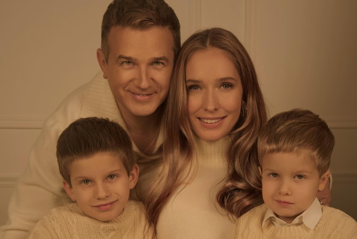 Осадча і Горбунов з синами на фото