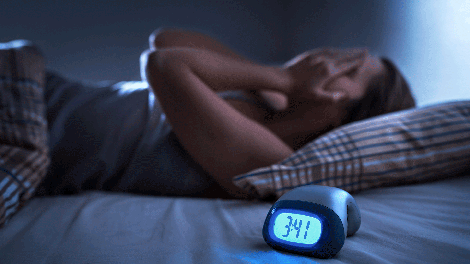 Експерт пояснив головну причину, чому ви прокидаєтеся щодня о 4-й ранку Безсоння