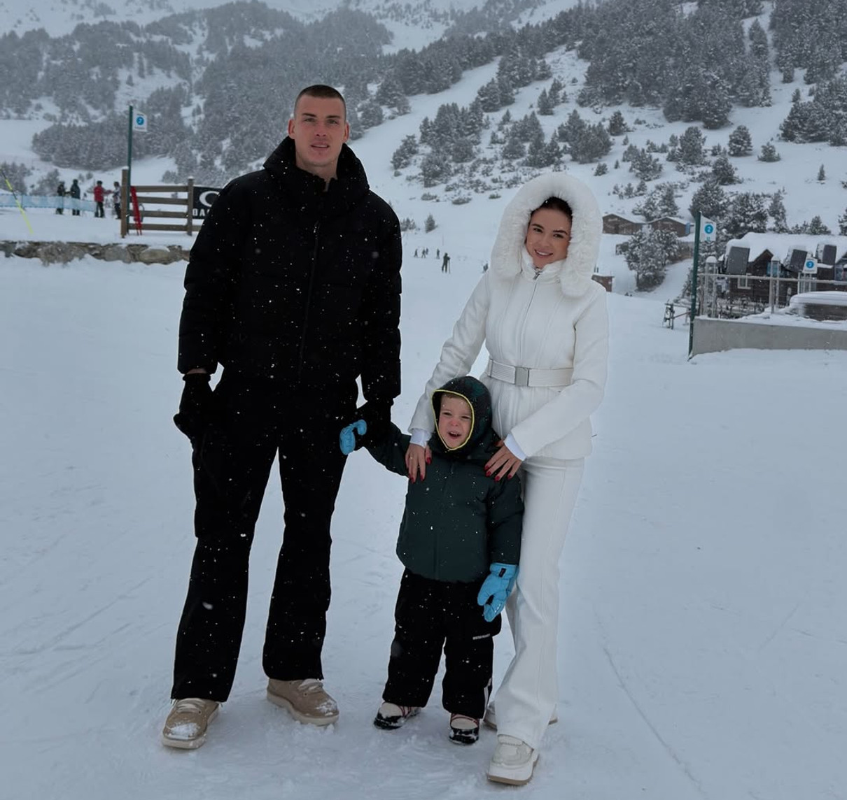 Лунін із дружиною та сином показали зимові розваги у засніжених горах Андорри (фото)