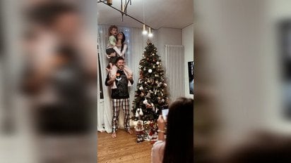 Тімур Мірошниченко показав, як із дружиною та дітьми прикрашав новорічну ялинку