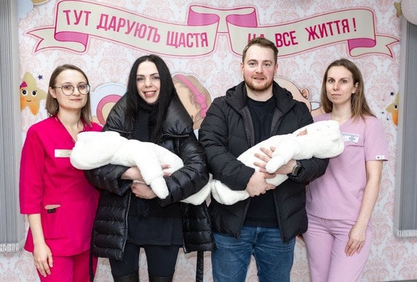 Sonya Kay з чоловіком, синами і медиками / © Чернівецький обласний перинатальний центр