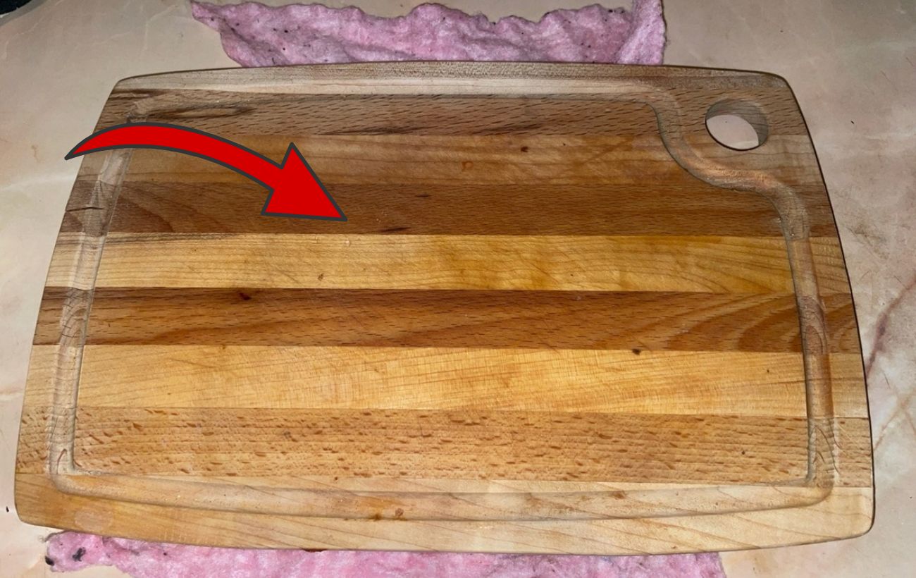 Господині розповіли, як врятувати деревʼяну кухонну дощечку від почорніння
