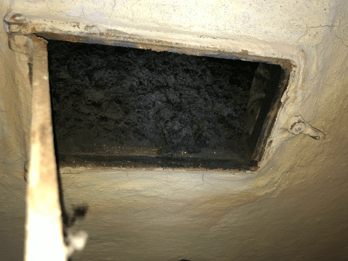 Господарі розповіли, як очистити димохід підручними засобами 