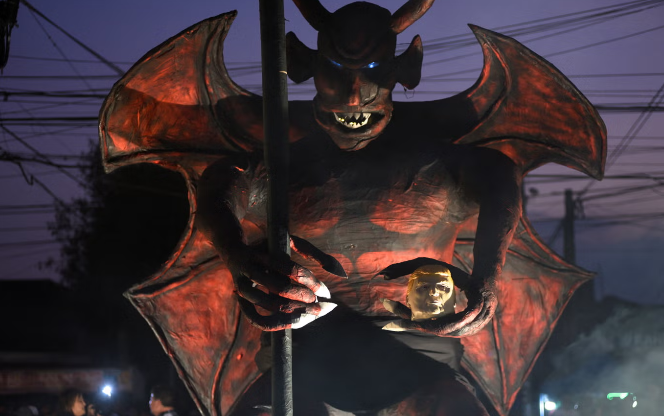 У Гватемалі спалили обезголовлене опудало Трампа у руках диявола (ФОТО, ВІДЕО) - фото 2 У Гватемалі спалили обезголовлене опудало Трампа у руках диявола (ФОТО, ВІДЕО) - фото 2