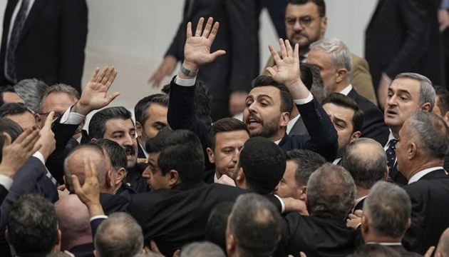 У турецькому парламенті під час обговорення бюджету побилися депутати