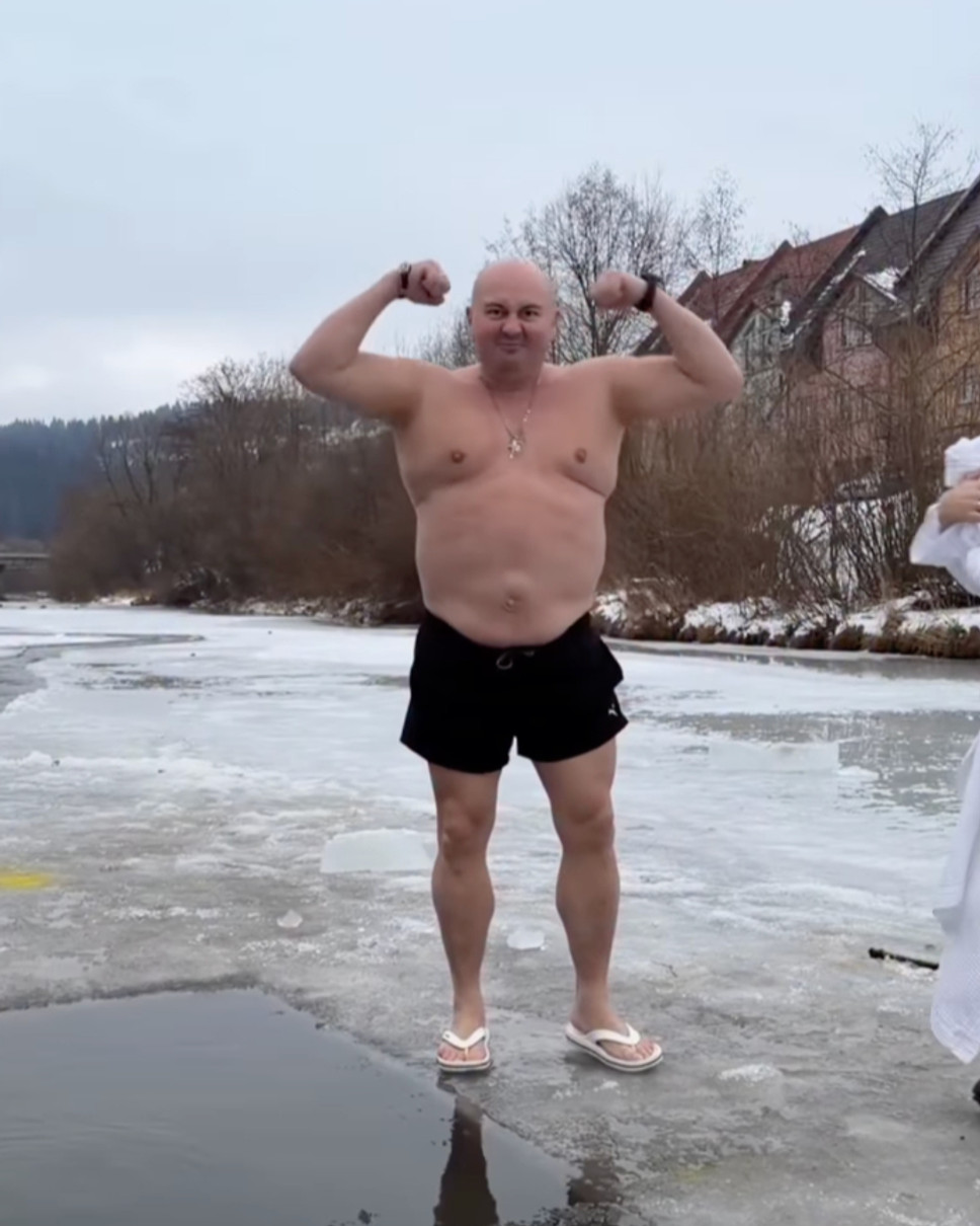 Юрій Ткач стрибнув у крижану воду на Водохреща