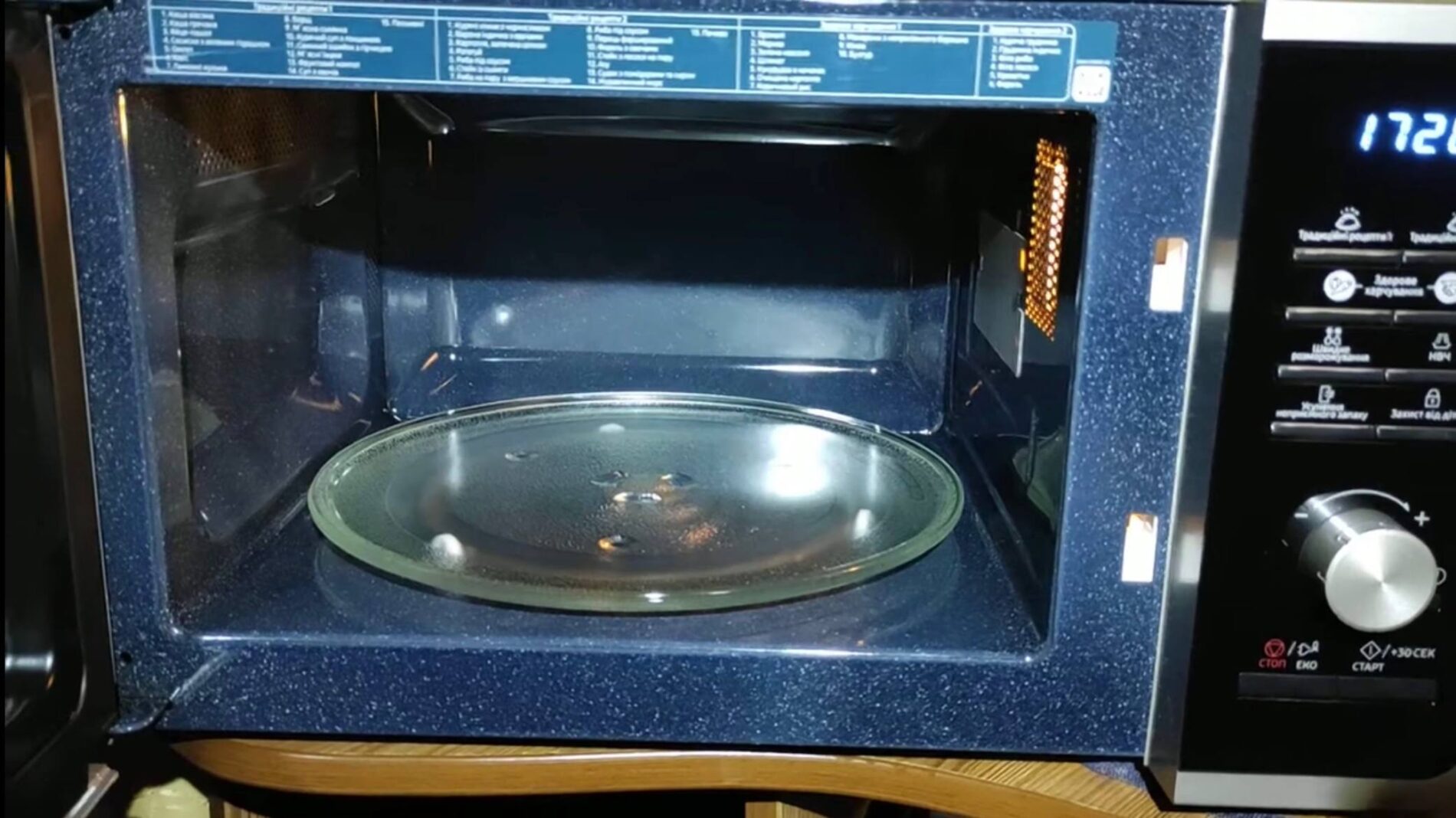 Експерти розповіли, як легко і швидко відмити мікрохвильову піч