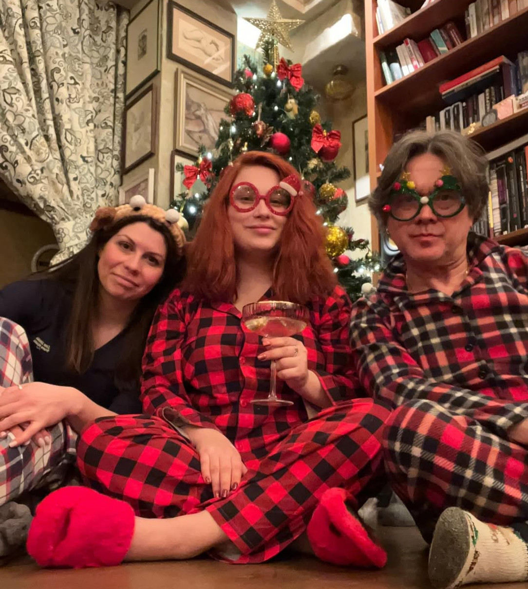 Остап Ступка з коханою в піжамах та окулярах попозував біля ялинки