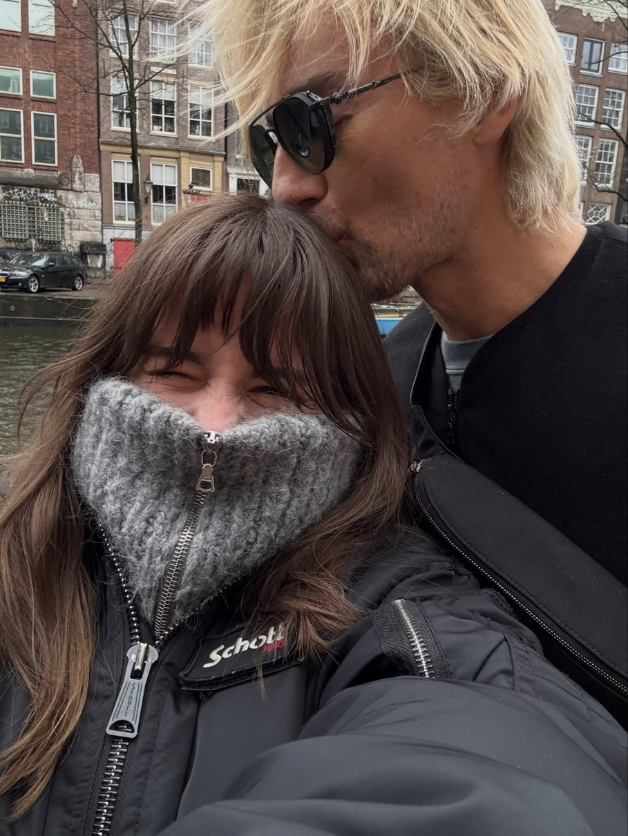 Донька Алана Бадоєва робить селфі