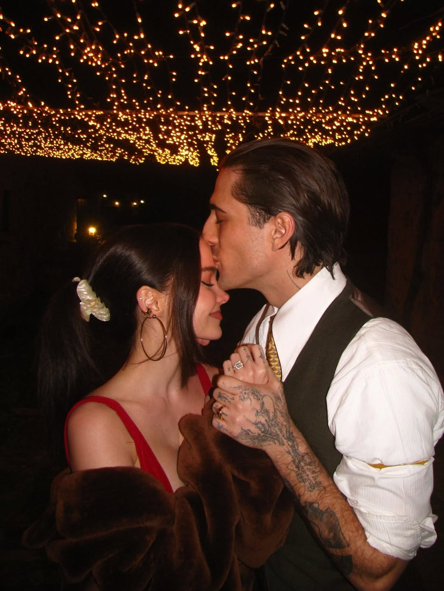 Даміано Давід цілує свою наречену