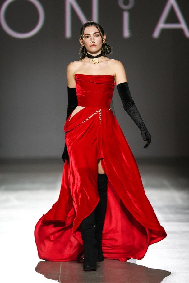 Модель Анжеліка Симоненко дефілює подіумом на показі бренду TONiA у межах Ukrainian Fashion Week